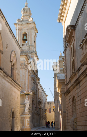 Typische Straße in die mittelalterlichen Mauern umgebene Stadt Mdina (einst Hauptstadt der Insel), Malta Stockfoto