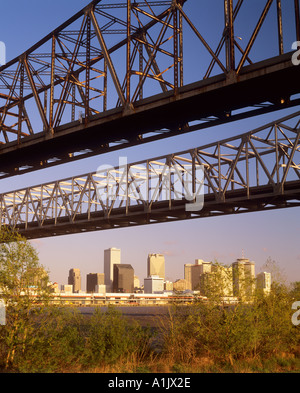 Blick auf die Stadt und Mississippi River Brücken New Orleans Louisiana USA Stockfoto