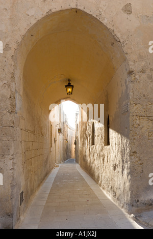 Typische Straße in die mittelalterlichen Mauern umgebene Stadt Mdina (einst Hauptstadt der Insel), Malta Stockfoto