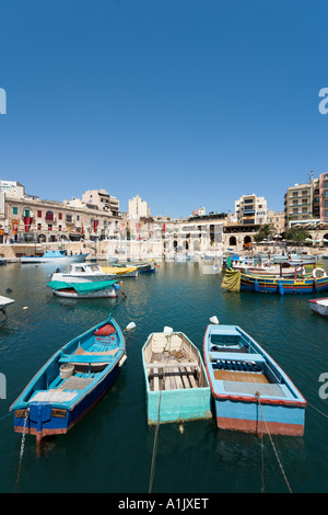 Hafen und direkt am Meer, St. Julians, Malta Stockfoto