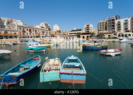 Hafen und direkt am Meer, St. Julians, Malta Stockfoto