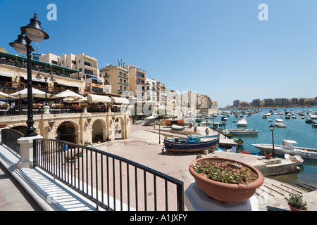 Hafen und Restaurant am Meer, St. Julians, Malta Stockfoto