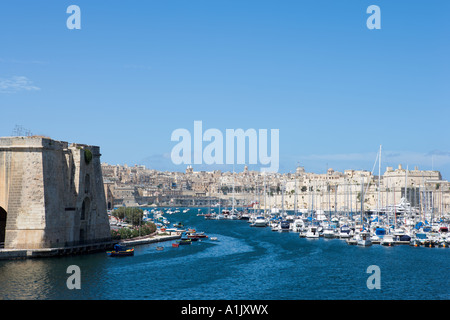 Dockyard Creek mit Blick auf Valletta und den Grand Harbour, Birgu oder Vittoriosa (die alte Hauptstadt), Malta Stockfoto