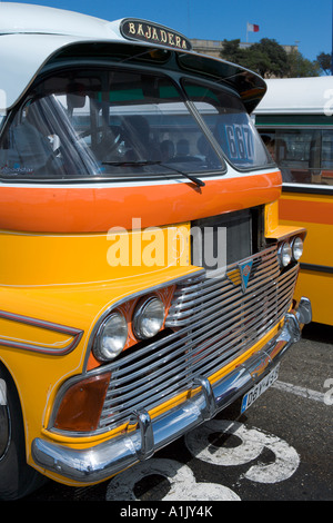 Ortsbus am Busbahnhof, Valletta, Malta Stockfoto