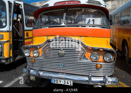 Ortsbus am Busbahnhof, Valletta, Malta Stockfoto