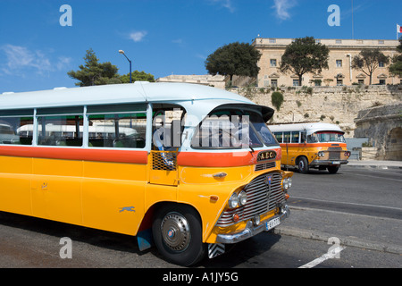 Ortsbus am Busbahnhof, Valletta, Malta Stockfoto