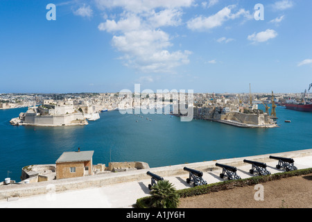 Blick über den Grand Harbour, Vittoriosa und Fort St. Angelo aus Upper Barracca Gardens, Valletta, Malta Stockfoto