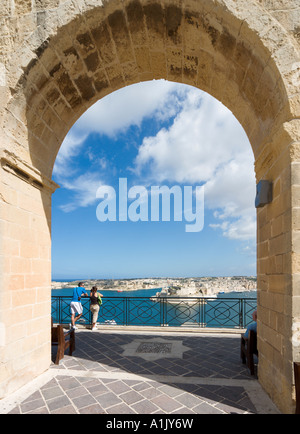 Blick über den Grand Harbour und Fort St. Angelo aus Upper Barracca Gardens, Valletta, Malta Stockfoto