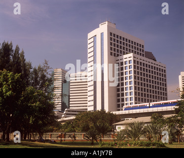 Lumphini Park Silom Road Wolkenkratzer BTS Skytrain Bangkok Thailand Stockfoto