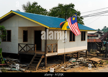 Die Nationalflagge von Malaysia fliegen außerhalb ein Zuhause, Buntal Fischerdorf, Kuching Stockfoto