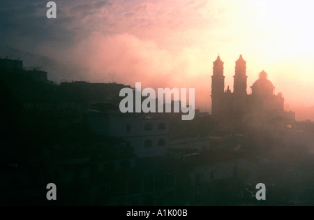 Iglesia Santa Prisca in wirbelnden rosa Morgennebel Taxco, Mexiko Stockfoto