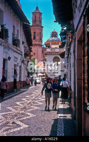 Straßenszene mit Santa Prisca Kirche Taxco, Mexiko Stockfoto