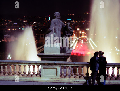 paar Sillouetted gegen die Magic fountain Barcelona Spanien Stockfoto