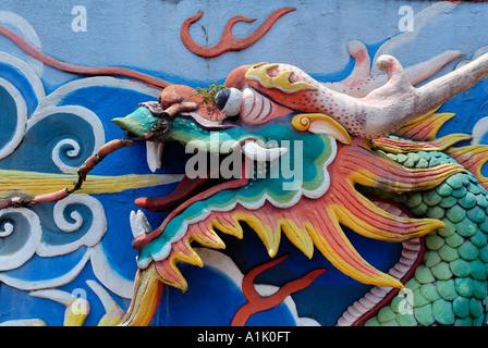 Dragon Wandbild Außenwand Tua Pek Kong Tempel in Kuching, Sarawak Stockfoto