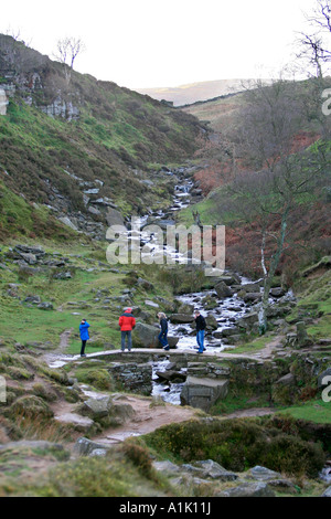 Wanderer auf Bronte-Brücke, in der Nähe von Haworth Stockfoto