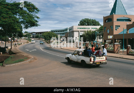 Eine Straße in der Altstadt von Lilongwe in Malawi eine Abholung vorbei fahren ist voller Arbeit Männer Stockfoto