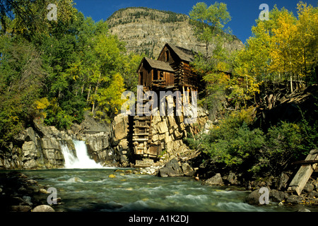 Crystal River fließt vorbei an den Crystal-Mühle, die Überreste einer 1880er Jahren macht Kraftwerk in der Nähe von Marmor Colorado USA Stockfoto