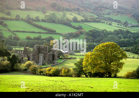 Llanthony Priorat liegt eingebettet in einer idyllischen Wales Landschaft Umgebung Stockfoto