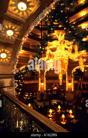 Weihnachts-Dekorationen schmücken die Atrium-Lobby im Brown Palace Hotel in Denver Colorado USA Stockfoto