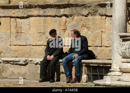 Einheimische Männer im Chat Piazza Pio II Pienza Toskana Italien Stockfoto