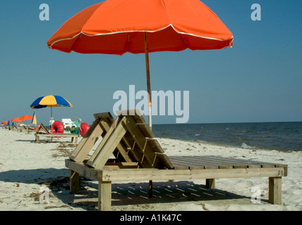 Hölzerne Strandkorb mit orange Regenschirm in Biloxi, Mississippi USA Stockfoto