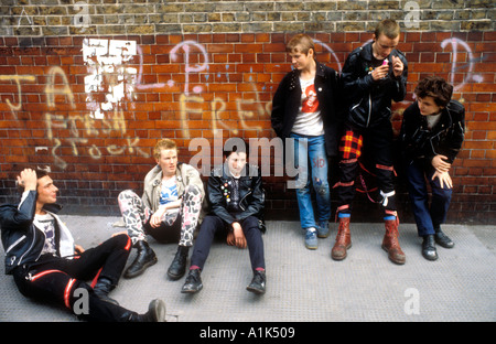 Gruppe von jungen Punk Kinder Kleber schnüffeln in London. Stockfoto