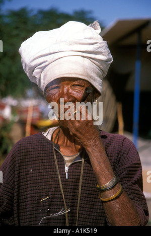 San Frau Rauchen in der kleinen Stadt Drimiopsis im zentralen östlichen Namibia San Buschmänner haben einen orientalischen Look und in Herzform Stockfoto