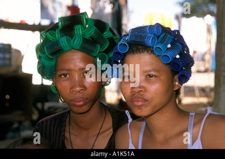 San Frau kleine Stadt des Drimiopsis im zentralen östlichen Namibia San-Buschmänner haben einen orientalischen Look und herzförmige Gesichter Namibias Stockfoto