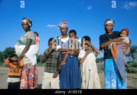 San-Frauen und Kinder in der kleinen Stadt Drimiopsis im zentral-östlichen Namibia San-Buschmänner haben einen orientalischen Look und Herz Stockfoto