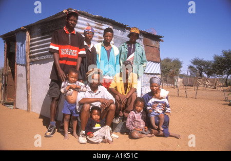 San Großfamilie kleine Stadt des Drimiopsis im zentralen östlichen Namibia San-Buschmänner haben einen orientalischen Look und in Herzform Stockfoto