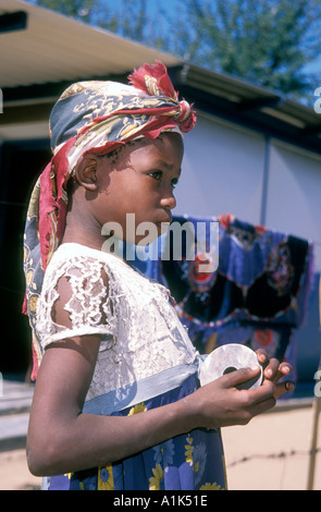 San-Mädchen in der kleinen Stadt Drimiopsis im zentral-östlichen Namibia haben San-Buschmänner, einen orientalischen Look und herzförmige Gesichter Stockfoto