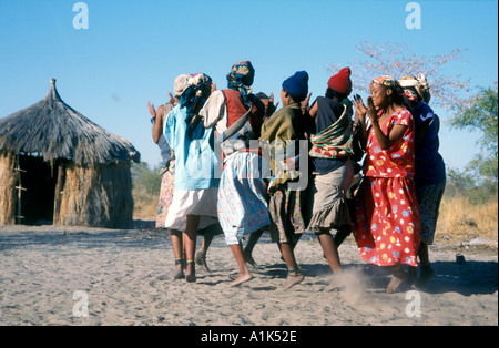 Deniui Dorf in der Nähe von Tsumkwe Kalahari-Wüste Osten Namibias eine der am stärksten untersuchten Völker San-Buschmänner haben eine orientalische Stockfoto