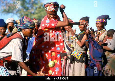 Deniui Dorf in der Nähe von Tsumkwe Kalahari-Wüste Osten Namibias eine der am stärksten untersuchten Völker San-Buschmänner haben eine orientalische Stockfoto