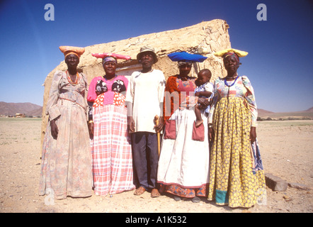 Herero-Gruppe in Purros Dorf im Kaokoveld Region nord West Namibia Afrika die Herero s Kleid in mehreren Schichten und einmal Stockfoto