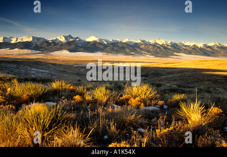 Sangre De Cristo Mountains fangen den frühen Sonnenaufgang auf schneebedeckte Gipfel Stockfoto