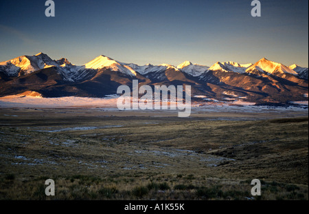 Sangre De Cristo Mountains fangen den frühen Sonnenaufgang auf schneebedeckte Gipfel Stockfoto