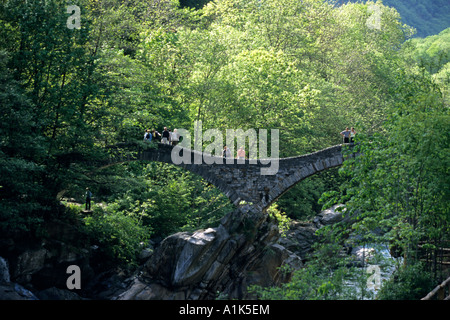 Römische Brücke in Lavertezzo Val Verzasca Tessin Schweiz Stockfoto