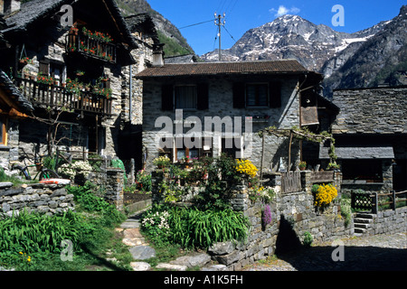 Das Dorf Sonogno schmiegt sich in das Val Verzasca, Tessin Schweiz Stockfoto