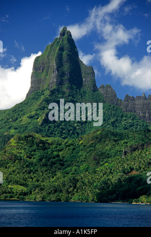 Mount Mouaroa erhebt sich aus dem Meer auf der Insel Moorea Tahiti Stockfoto