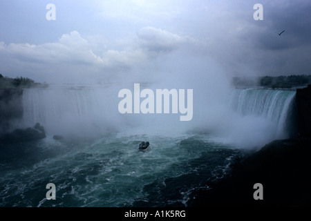 Die Maid of Nebel Tourenboot nimmt Touristen auf der Basis von Niagara Falls. Stockfoto