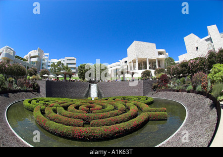 Ein extremer Weitwinkel Central Garden (Blick in Richtung Zentrum) bei J. Paul Getty Center, Los Angeles, Kalifornien Stockfoto