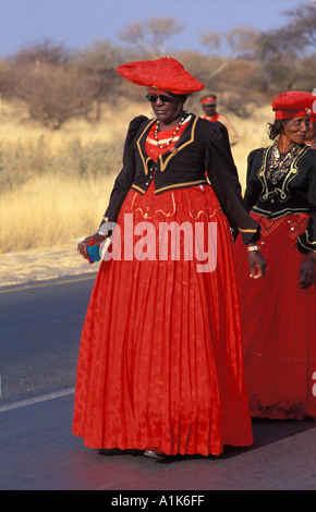 Herero-Frauen tragen traditionelle Kleidung in einer Prozession für die Ma Herero Day Parade August Okahandja Namibia Stockfoto