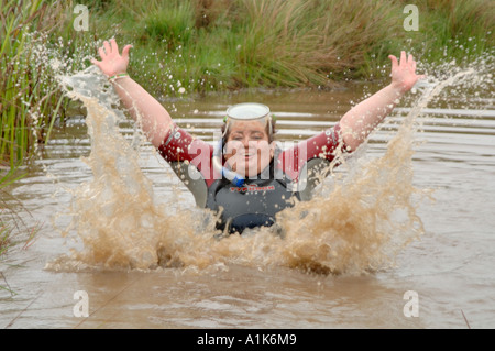 Konkurrent in der jährlichen Weltmeisterschaften Bog Schnorcheln, Llanwrtyd Wells, Powys, Wales, Großbritannien Europa Stockfoto