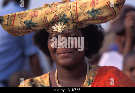 Freundliche Herero-Frau tragen traditionelle Kleid in einer Prozession für die Ma Herero Day Parade August Okahandja Namibia Stockfoto