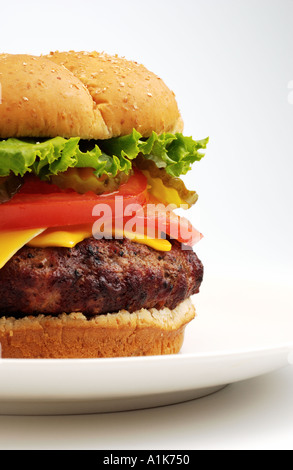 Hamburger auf weißen Teller Stockfoto