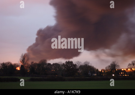 Flammen und Rauch in den Himmel aus dem Öl Feuer und Explosion in das Tanklager Buncefield wogenden in der Nähe von Hemel Hempsted Stockfoto