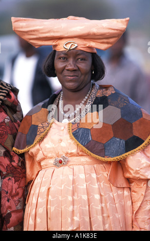 Freundliche Herero-Frau tragen traditionelle Kleid in einer Prozession für die Ma Herero Day Parade August Okahandja Namibia Stockfoto