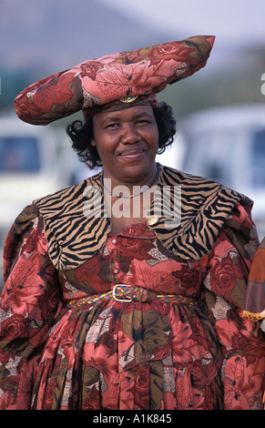 Freundliche Herero-Frau tragen traditionelle Kleid in einer Prozession für die Ma Herero Day Parade August Okahandja Namibia Stockfoto