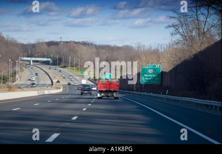 Fahrzeuge fahren auf der Autobahn Stockfoto