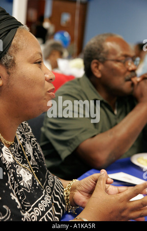 Miami Gardens Florida, Großeltern, die Enkelkinder großziehen, schätzen Frühstück, Community Development Corporation, Familie, Eltern, Kind Stockfoto